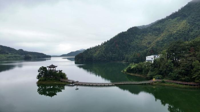 瑶池美景 摄影：刘建平