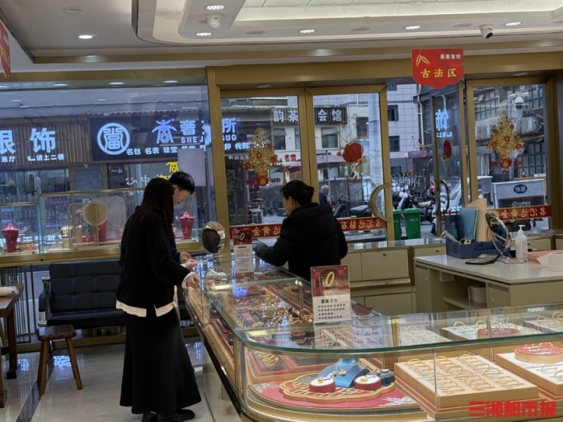 黄金价格再创新高，消费者多“持币观望”